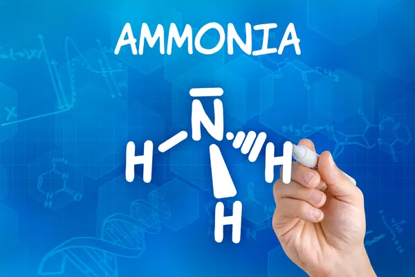 Ruka s perem kreslení chemický vzorec amoniaku — Stock fotografie