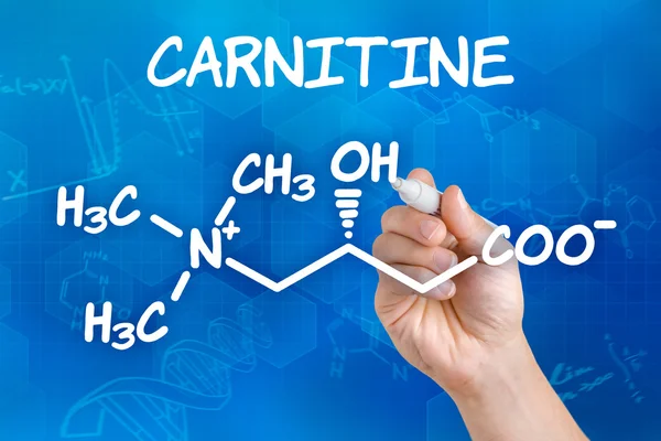 Mano con pluma dibujar la fórmula química de la carnitina —  Fotos de Stock