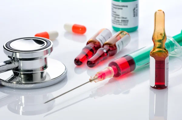 Syringe with glass vials and medications — Stock Photo, Image