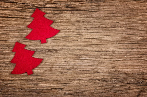 Fond en bois rustique avec deux arbres de Noël rouges — Photo