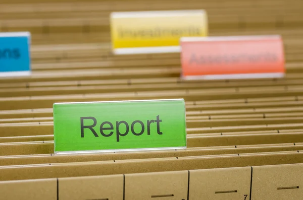 Colgar la carpeta de archivos etiquetada con Report — Foto de Stock