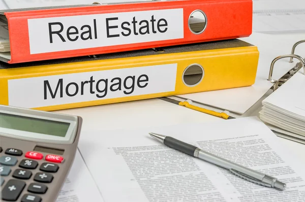 Папки с этикеткой Real Estate and Mortgage — стоковое фото