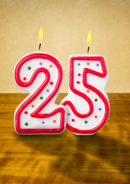 Candele di compleanno ardenti numero 25 — Foto Stock