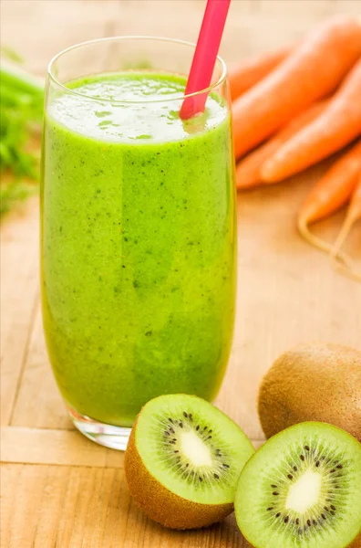 Frullato verde con ingredienti freschi — Foto Stock