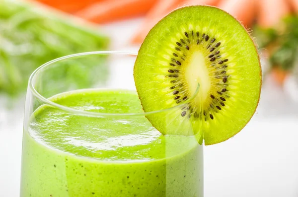 Grön smoothie med kiwi — Stockfoto