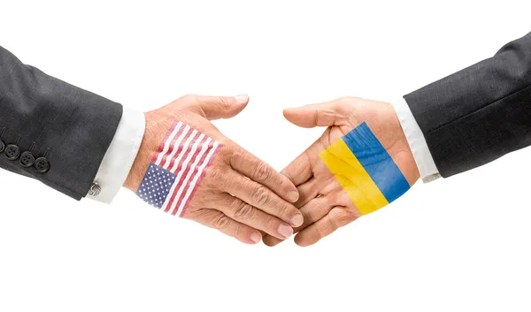미국 및 우크라이나에 그들의 손을 밖으로 도달 — 스톡 사진