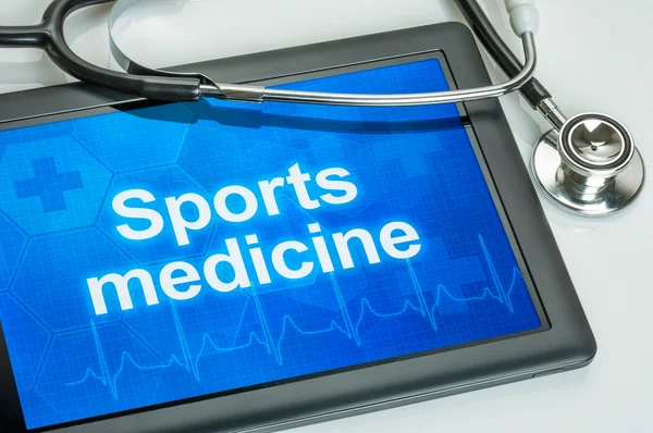 Tableta con el texto Medicina deportiva en la pantalla — Foto de Stock