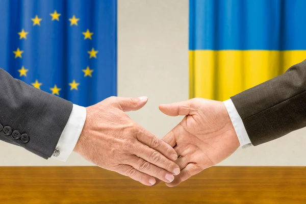 Företrädare för eu och Ukraina skaka hand — Stockfoto