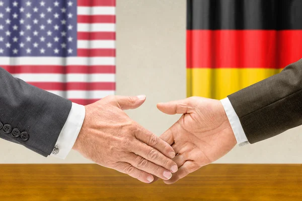 Representantes de Estados Unidos y Alemania se dan la mano — Foto de Stock