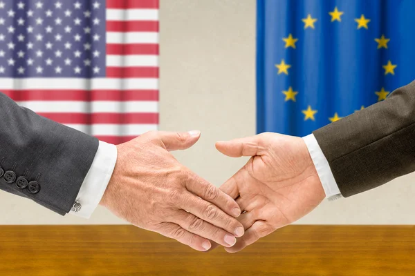 Vertegenwoordigers van de VS en de eu schudden handen — Stockfoto