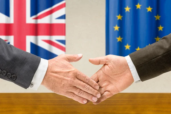 Reprezentanții Regatului Unit și ai UE dau mâna — Fotografie, imagine de stoc