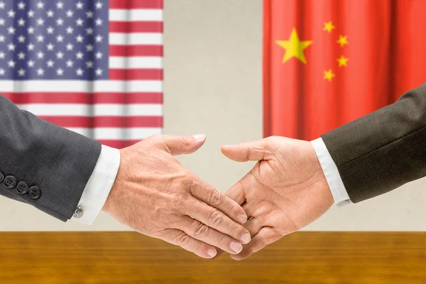 Vertegenwoordigers van de VS en china schudden handen — Stockfoto