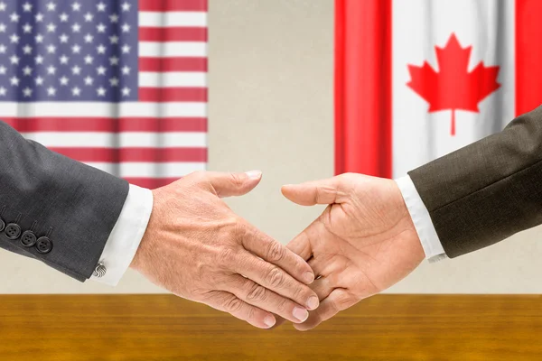 Representantes de Estados Unidos y Canadá se dan la mano —  Fotos de Stock