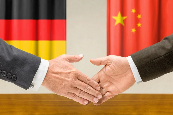 Representatives of Germany and China shake hands — Stock Photo, Image