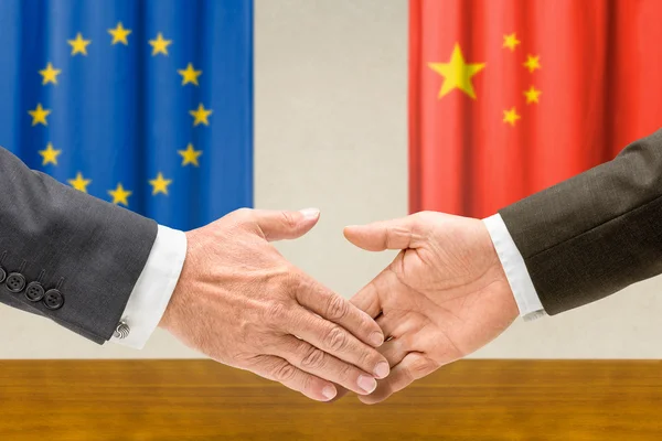 Vertegenwoordigers van de eu en china schudden handen — Stockfoto