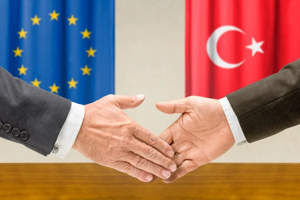 Vertegenwoordigers van de eu en Turkije schudden handen — Stockfoto