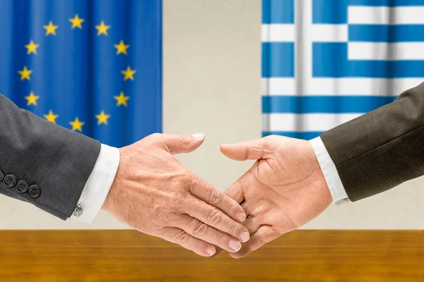 Представители ЕС и Греции пожимают друг другу руки — стоковое фото