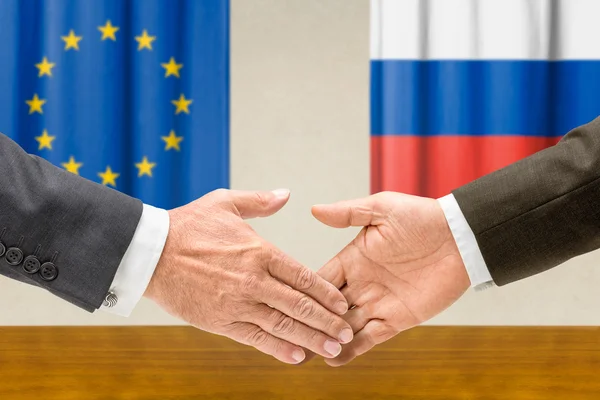 Representatives of the EU and Russia shake hands — Stock Photo, Image