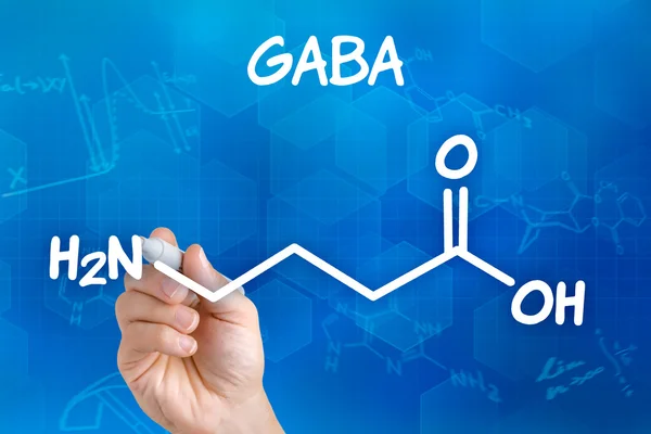 用钢笔绘制 gaba 的化学分子式的手 — 图库照片