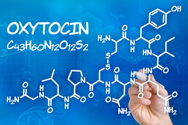 用钢笔绘制催产素的化学分子式的手 — 图库照片