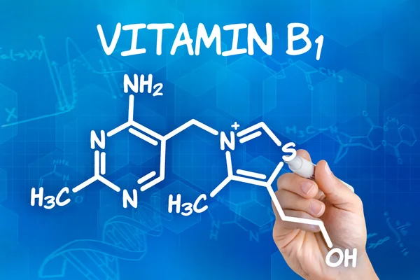 Mano con pluma dibujar la fórmula química de la vitamina B1 —  Fotos de Stock