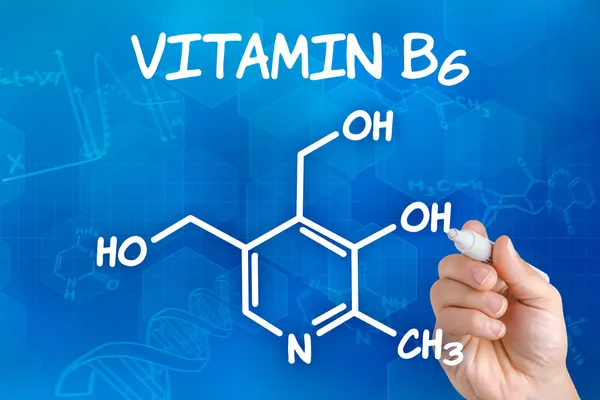 Ruka s perem kreslení chemický vzorec vitaminu b6 — Stock fotografie