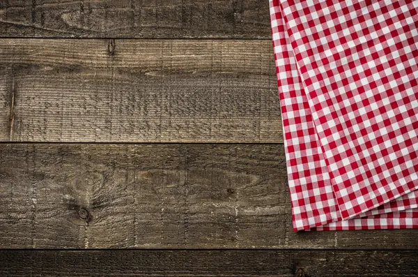 Tableros rústicos de madera con un mantel a cuadros rojo — Foto de Stock