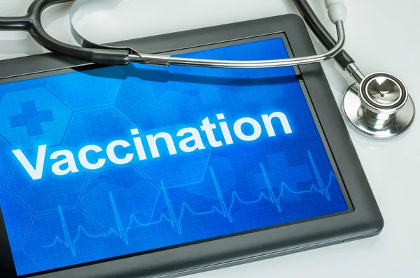 Tablett med text vaccination på displayen — Stockfoto