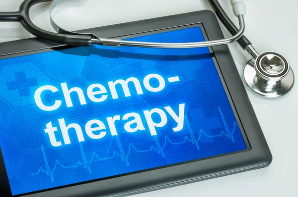 Таблетка с текстом Химиотерапия на дисплее — стоковое фото