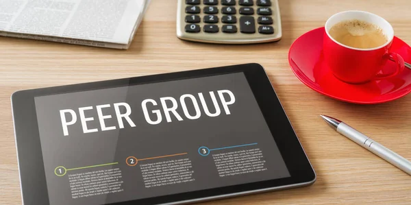 Une Tablette Sur Bureau Avec Titre Peer Group — Photo