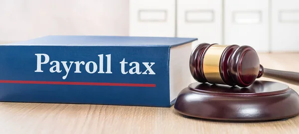 ギャベル付きの法律書 Payroll Taxのウィジェット — ストック写真