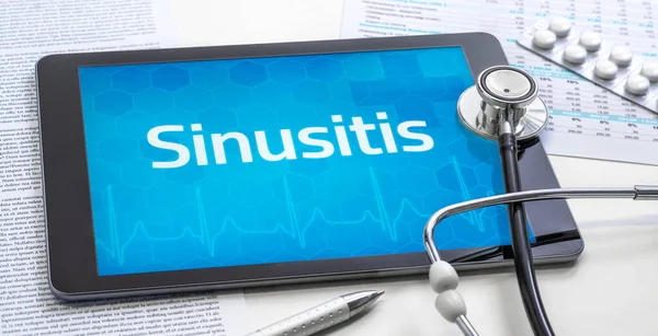 在平板电脑上显示的单词Sinusitis — 图库照片