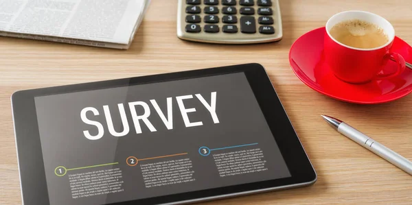 Een Tablet Een Bureau Met Kop Survey — Stockfoto