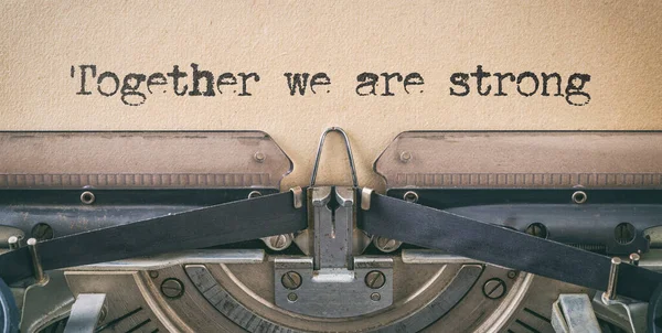 Texto Escrito Con Una Máquina Escribir Vintage Juntos Somos Fuertes —  Fotos de Stock
