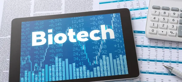 Tablet Con Documenti Finanziari Biotech — Foto Stock