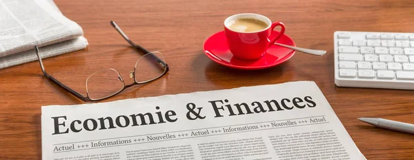 Eine Zeitung Auf Einem Holztisch Wirtschaft Und Finanzen Auf Französisch — Stockfoto