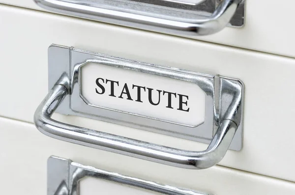 Een Ladekast Met Het Label Statuut — Stockfoto