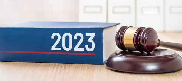 Een Wetboek Met Een Hamer 2023 — Stockfoto