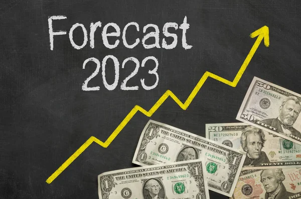 黑板上有货币的文字 2023年预测 — 图库照片