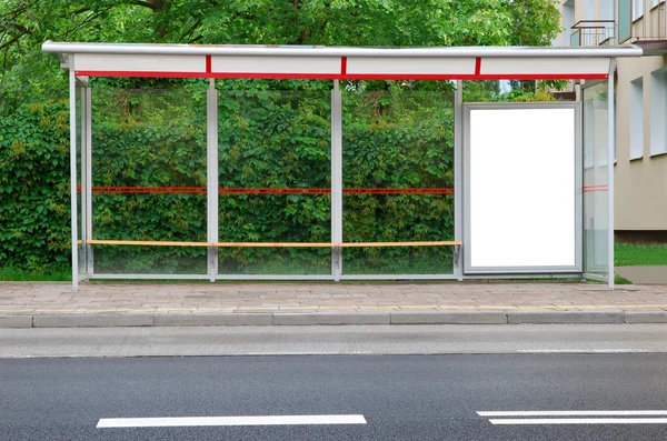 Автобусна зупинка на вулиці — стокове фото