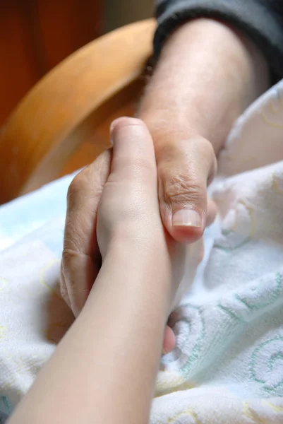 Anak muda membantu orang tua — Stok Foto