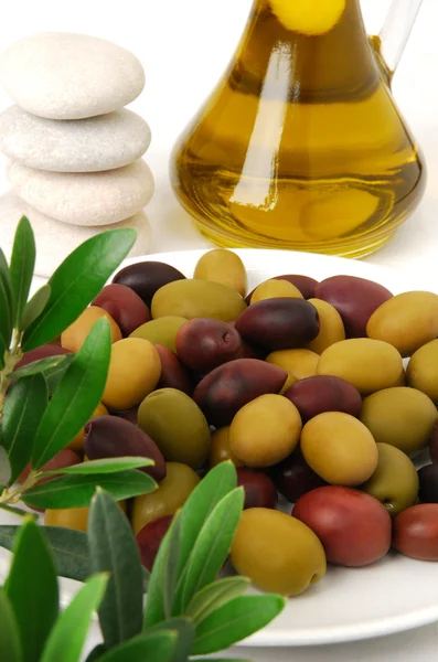 Olives with olive oil and olive branch — Stock Photo, Image