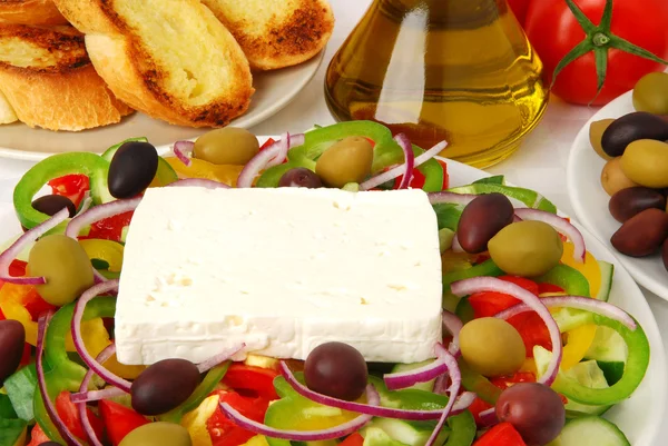 Греческий салат на светлом фоне — стоковое фото