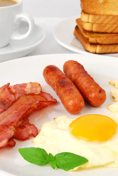 Snídaně. smažená vejce, slaninu a párky — Stock fotografie