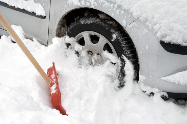 Auto steckt im Schnee fest — Stockfoto