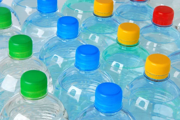 Bottiglie di plastica con tappi in quattro colori Foto Stock Royalty Free