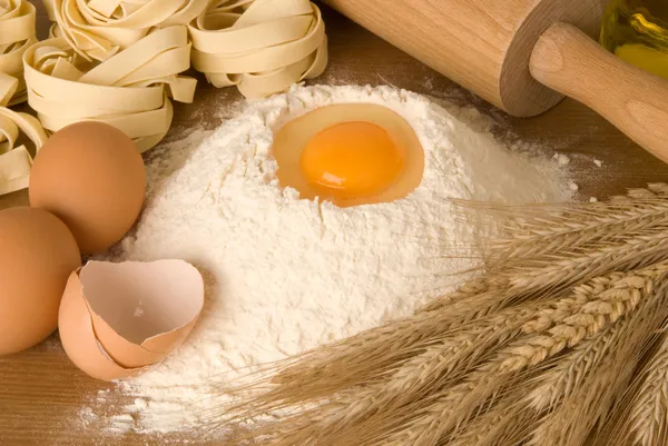 Ingredientes para hacer pasta fresca Imagen de stock