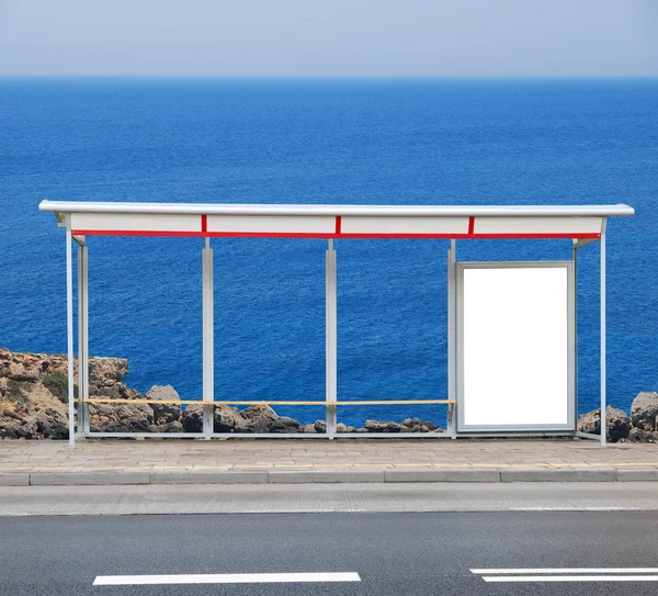 Arrêt de bus avec panneau publicitaire — Photo