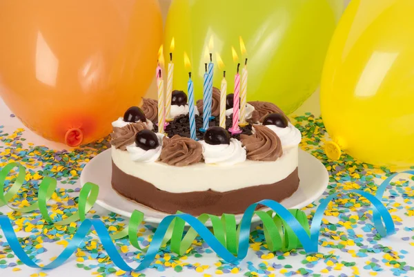 Торт на день рождения с красочным декором — стоковое фото
