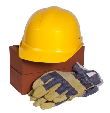 Tuğlalar, kask ve koruyucu eldiven üzerinde beyaz izole